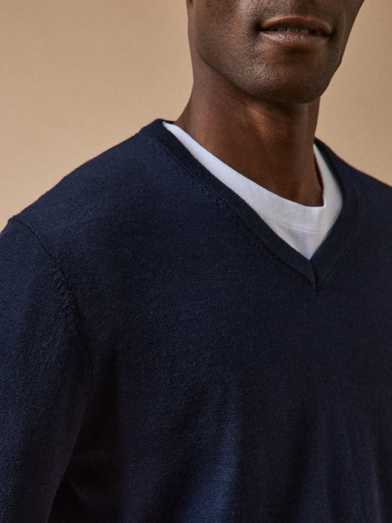 Feinmaschiger Herrenpullover mit V-Ausschnitt aus Merinowolle