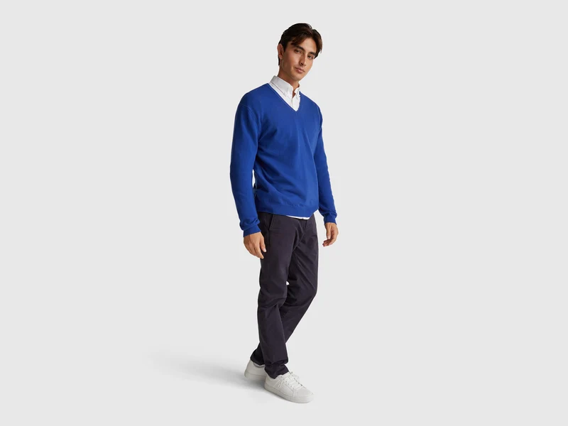 Blauer Pullover mit V-Ausschnitt aus reiner Merinowolle