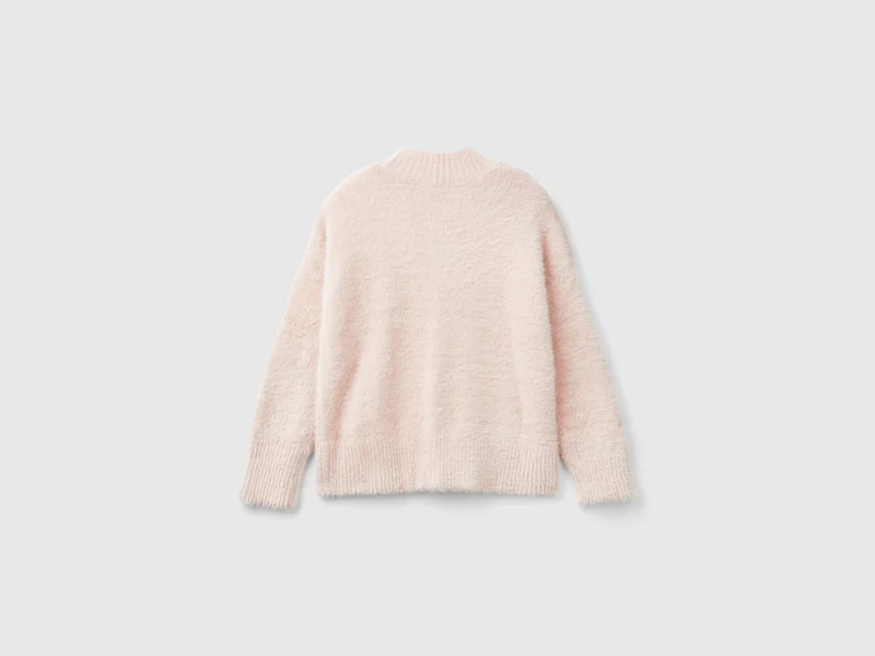 Aus pelzigem Garn gestrickt