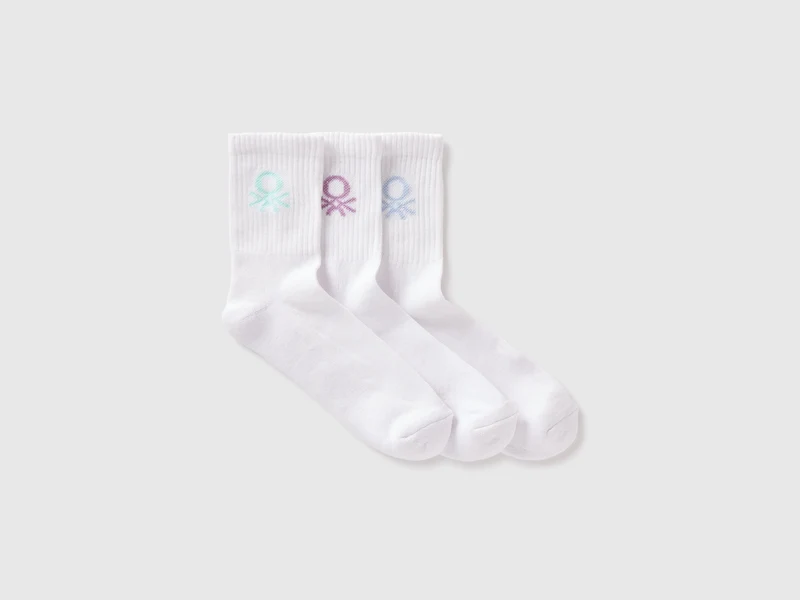 Drei weiße Socken mit farbigem Logo