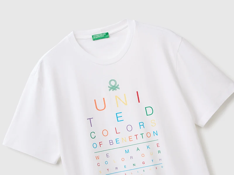Normal geschnittenes T-Shirt mit Logo