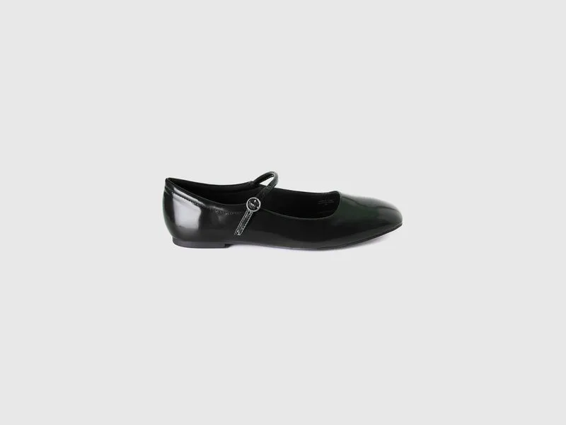Glänzende schwarze Ballerinas
