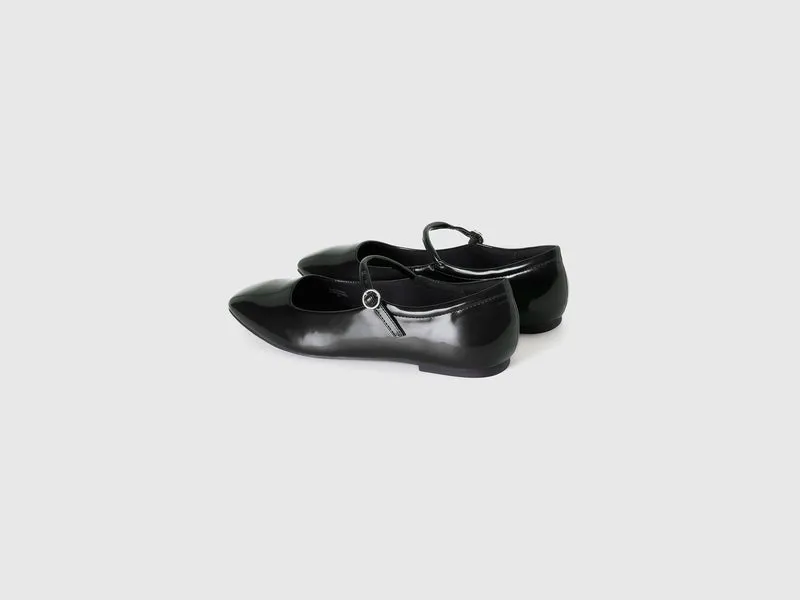 Glänzende schwarze Ballerinas