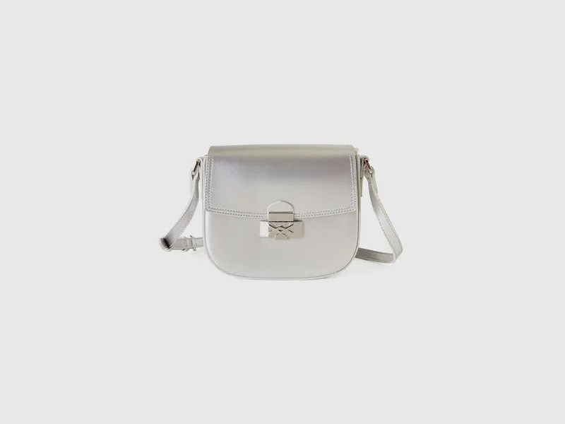 Kleine Schultertasche aus Lackleder