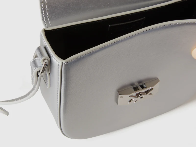 Kleine Schultertasche aus Lackleder