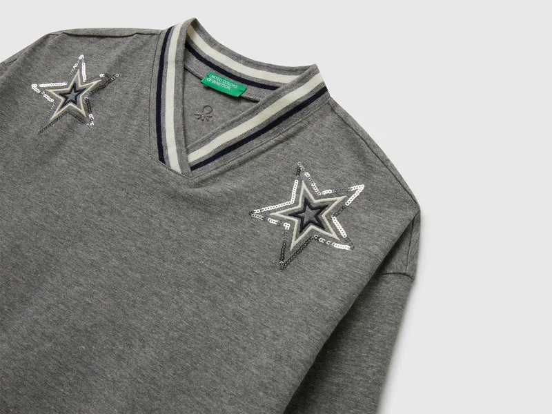 T-Shirt mit Paillettenstickerei