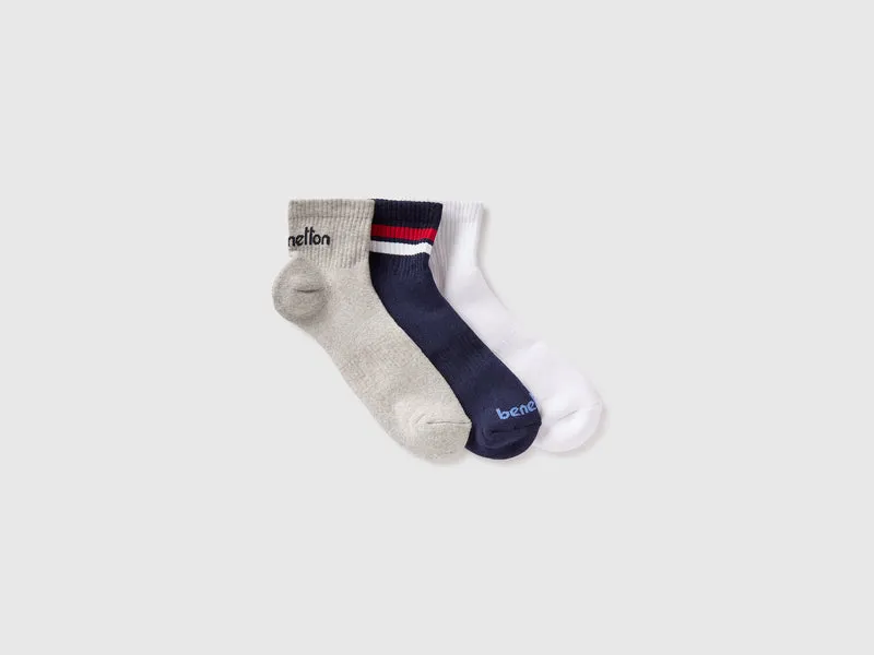Drei kurze Socken mit Logo