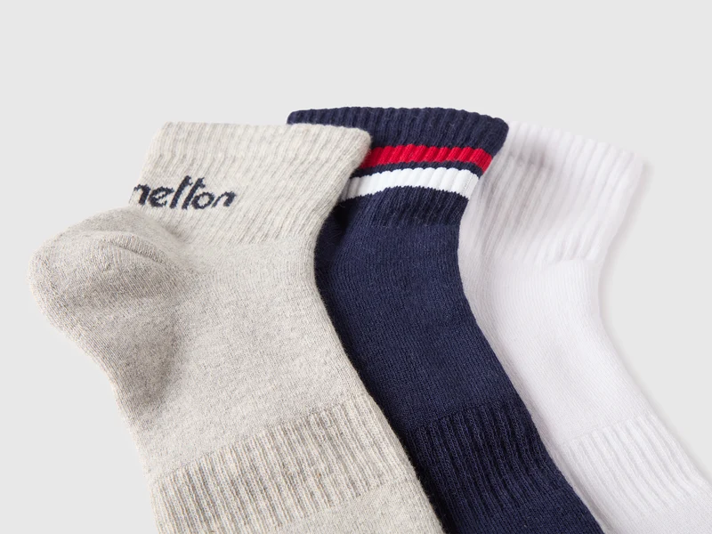 Drei kurze Socken mit Logo