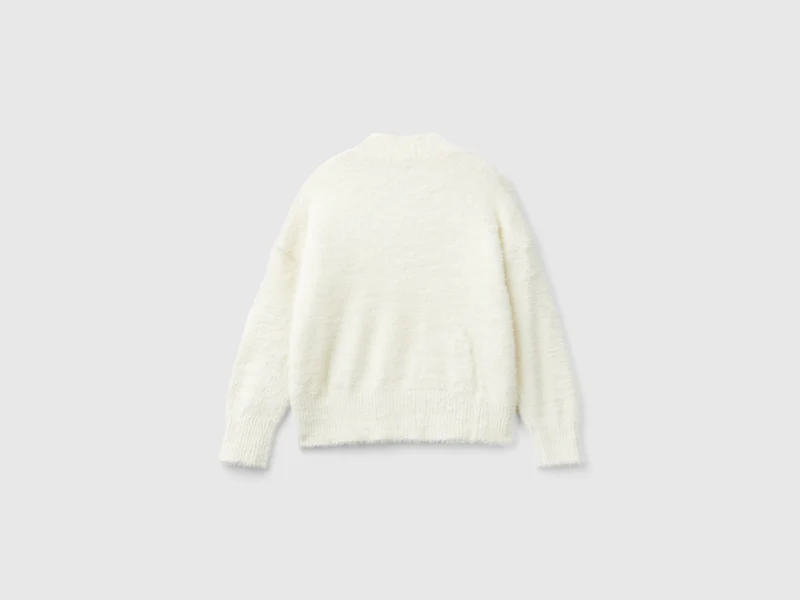 Aus pelzigem Garn gestrickt