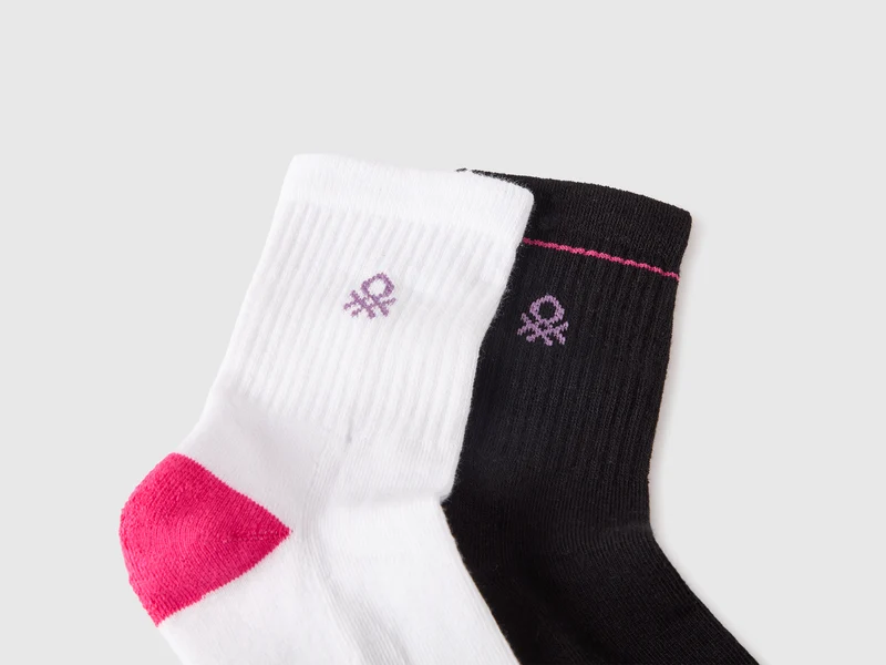 Zwei Paar lange Frotteesocken