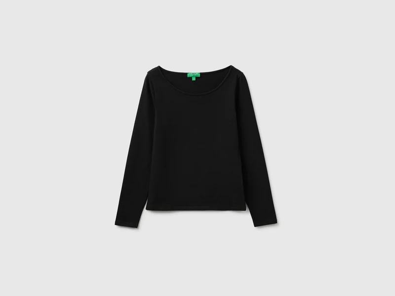 Schmal geschnittenes T-Shirt mit weitem Halsausschnitt