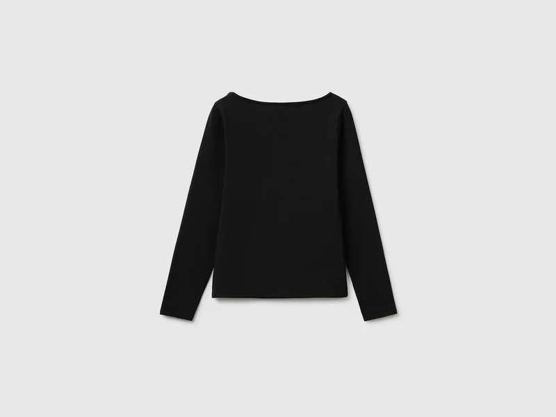 Schmal geschnittenes T-Shirt mit weitem Halsausschnitt