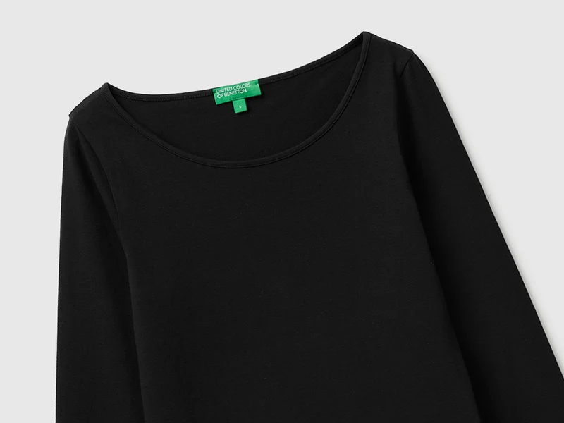Schmal geschnittenes T-Shirt mit weitem Halsausschnitt