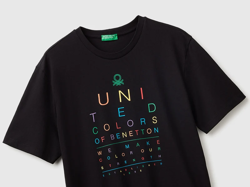 Normal geschnittenes T-Shirt mit Logo