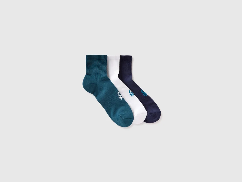 Drei schlichte kurze Socken