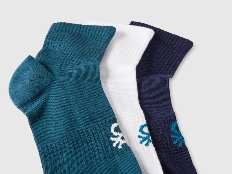 Drei schlichte kurze Socken