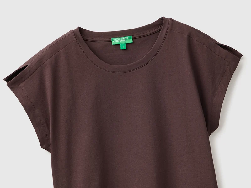T-Shirt mit Schlitzen am Ärmel