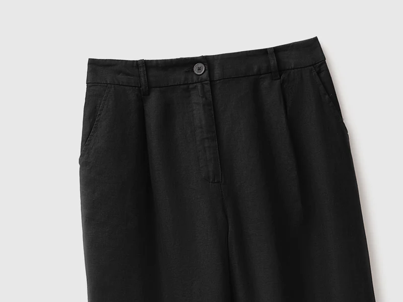 Hochgeschnittene Hose aus reinem Leinen