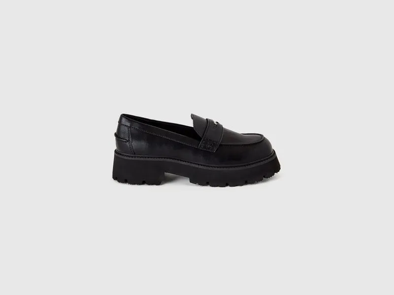 Schwarze Slipper mit hohen Sohlen