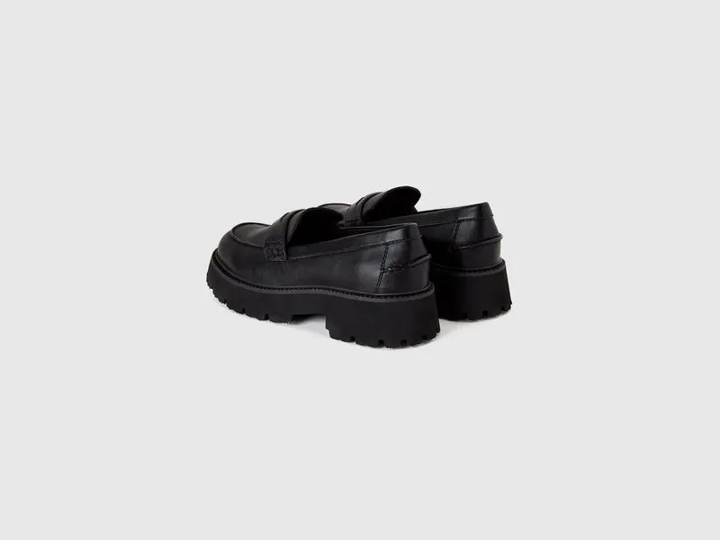Schwarze Slipper mit hohen Sohlen