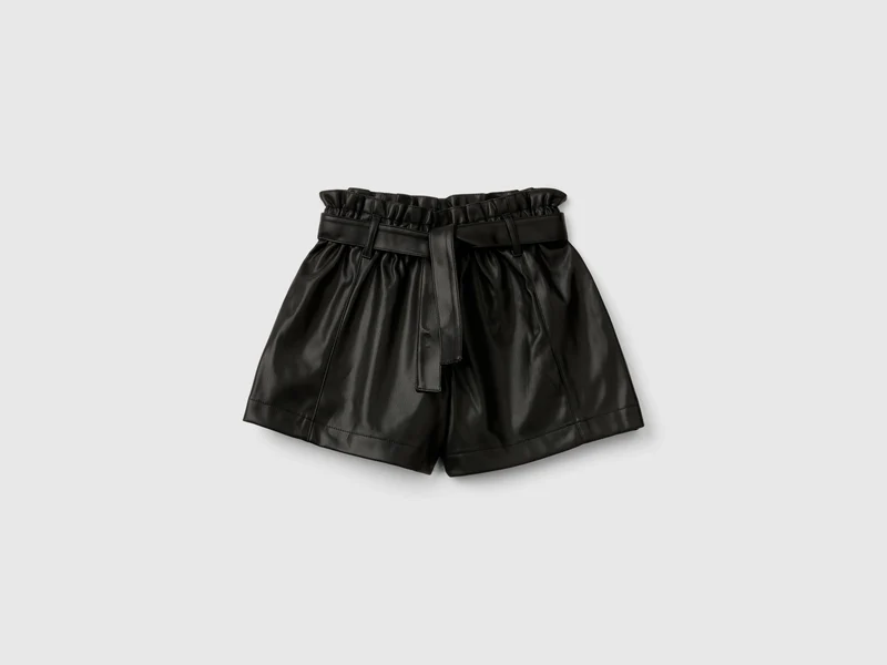 Shorts aus beschichtetem Stoff