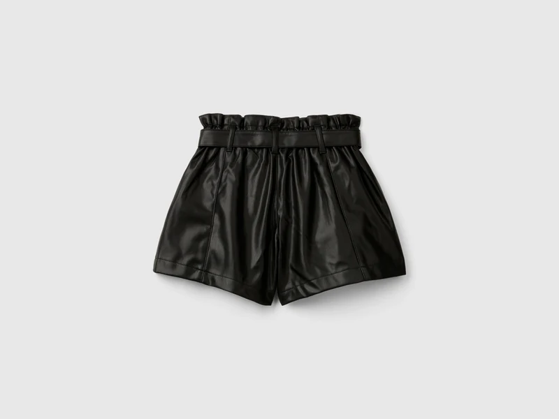 Shorts aus beschichtetem Stoff