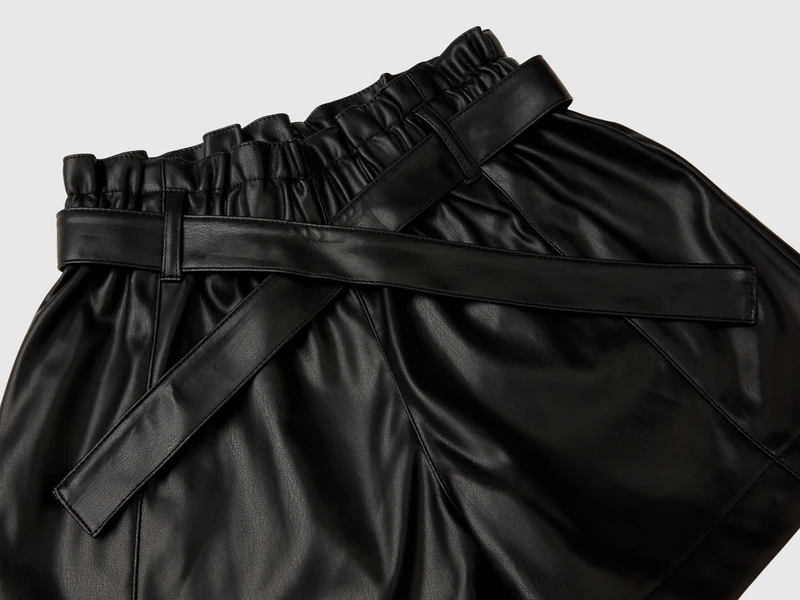 Shorts aus beschichtetem Stoff