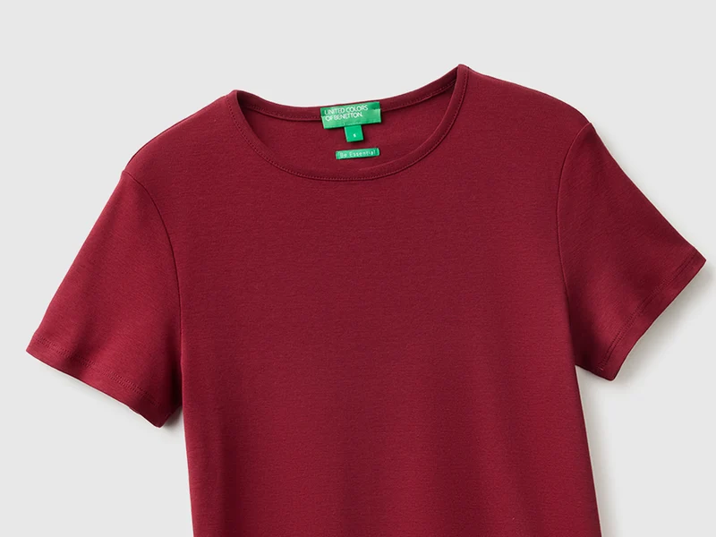 Schmal geschnittenes T-Shirt mit Rundhalsausschnitt