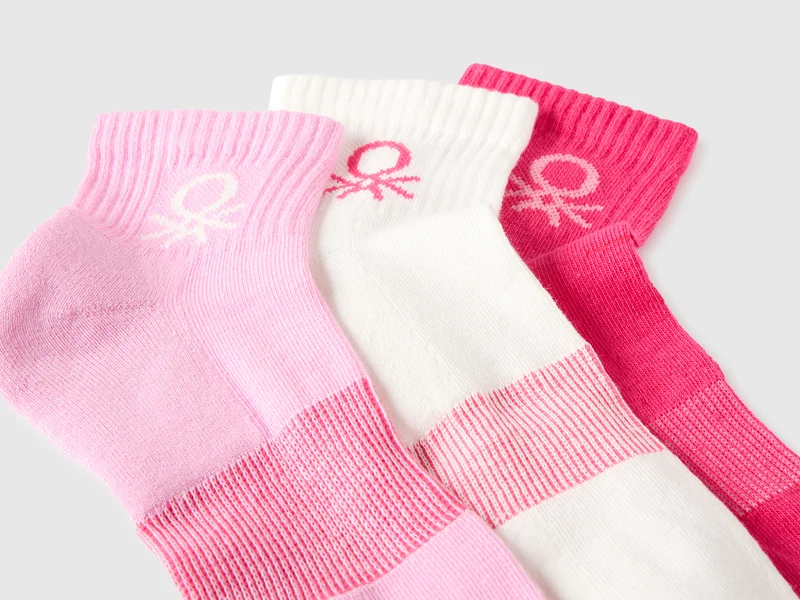 Drei kurze Socken mit Logo
