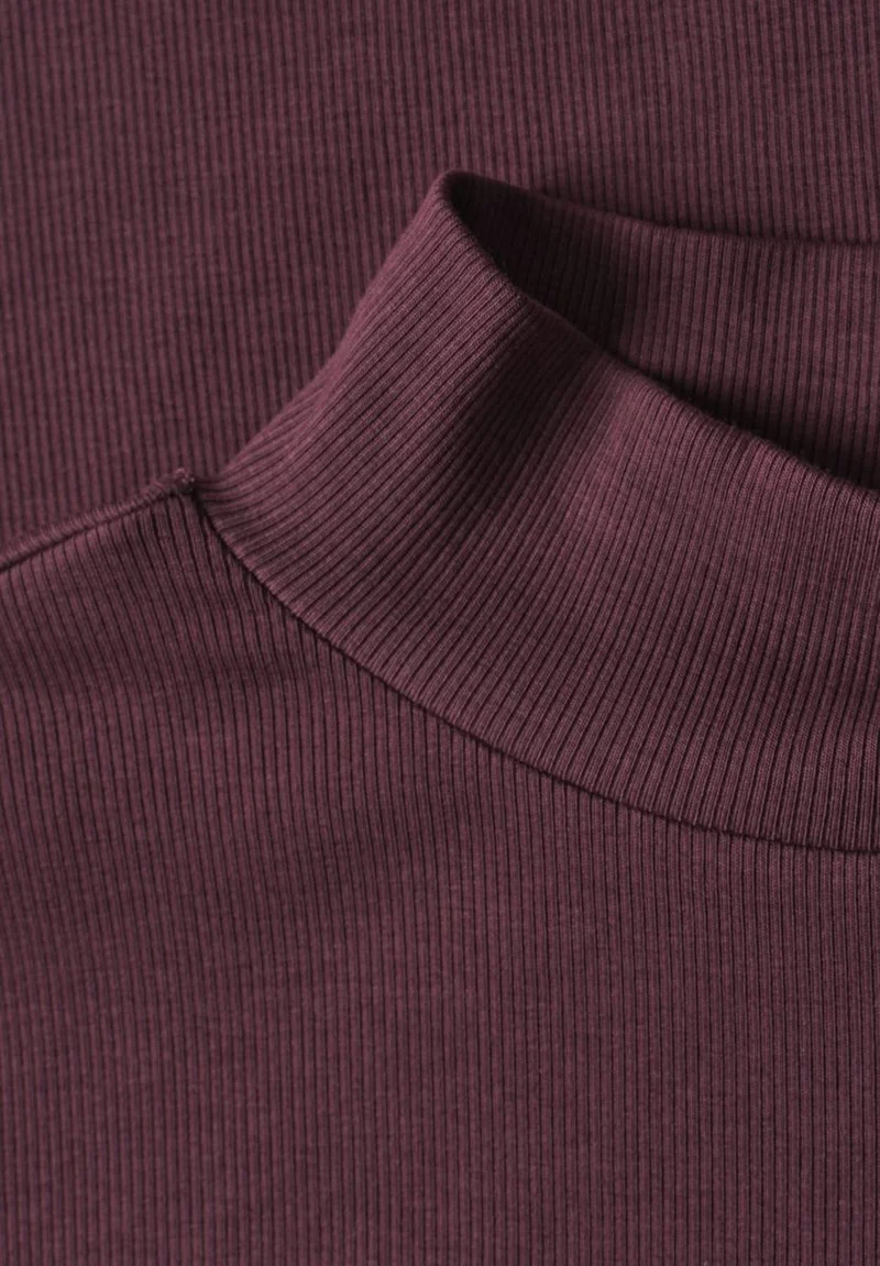 T-Shirt mit Turtle Neck in Rippstruktur