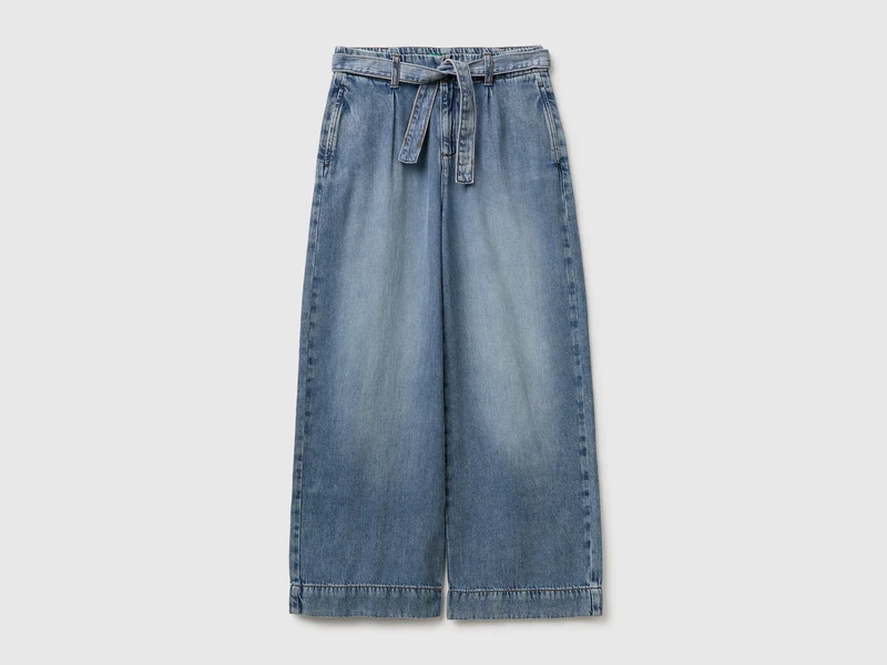 Weit geschnittene Jeans mit Gürtel