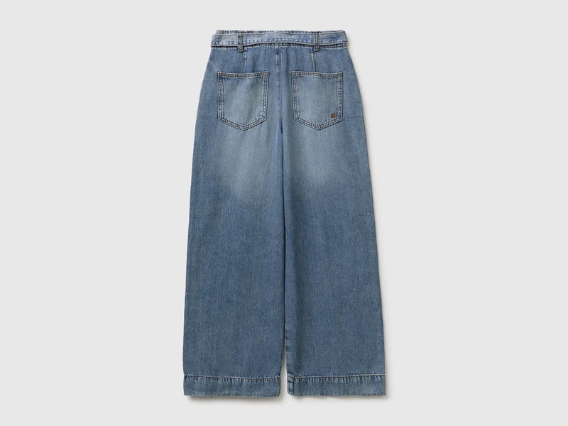 Weit geschnittene Jeans mit Gürtel