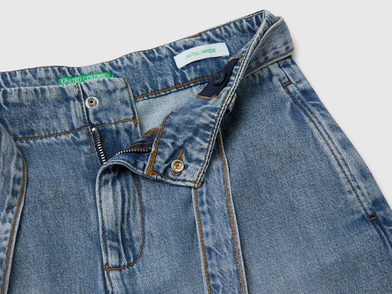 Weit geschnittene Jeans mit Gürtel
