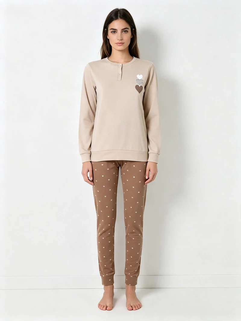 Pigiama lungo da donna in cotone interlock con pantaloni a cuori - sabbia