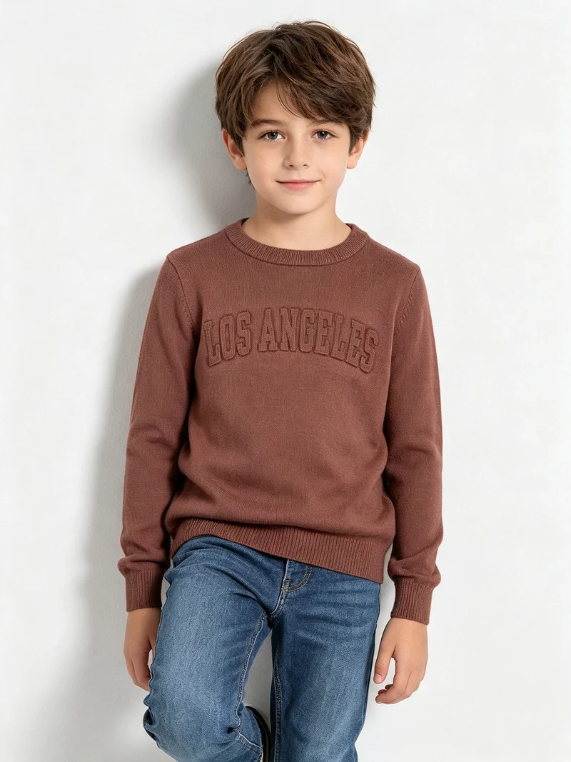 Pullover da bambino in maglia con scritta in rilievo - marrone