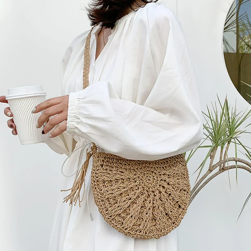 Boho Halbmond Tasche | Handgewebte Stroh Schultertasche | Sommerlich & Leicht | Mit Quasten