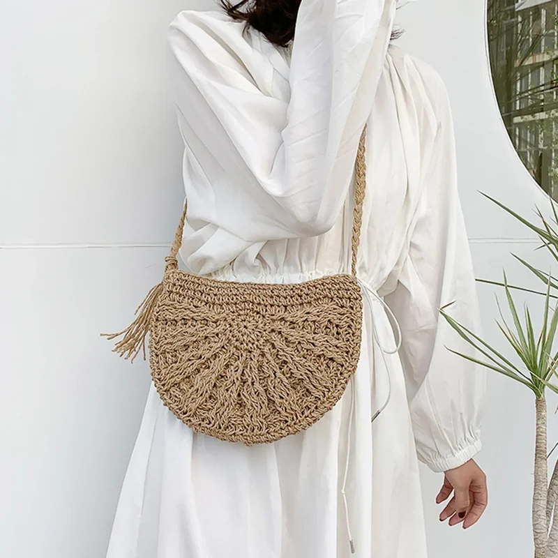 Boho Halbmond Tasche | Handgewebte Stroh Schultertasche | Sommerlich & Leicht | Mit Quasten