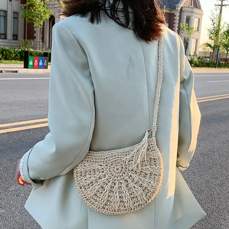 Boho Halbmond Tasche | Handgewebte Stroh Schultertasche | Sommerlich & Leicht | Mit Quasten