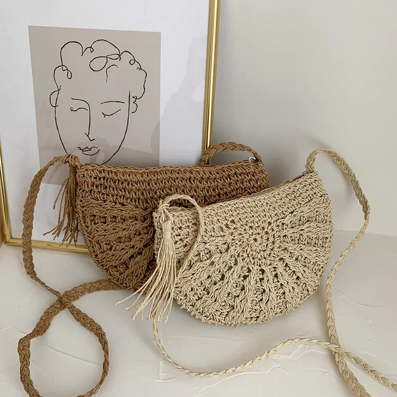 Boho Halbmond Tasche | Handgewebte Stroh Schultertasche | Sommerlich & Leicht | Mit Quasten