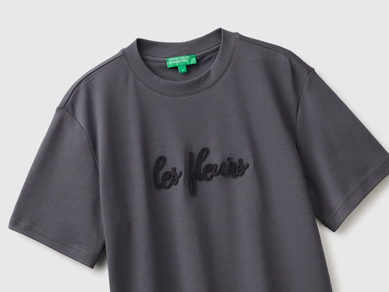 Übergroßes T-Shirt mit Stickerei