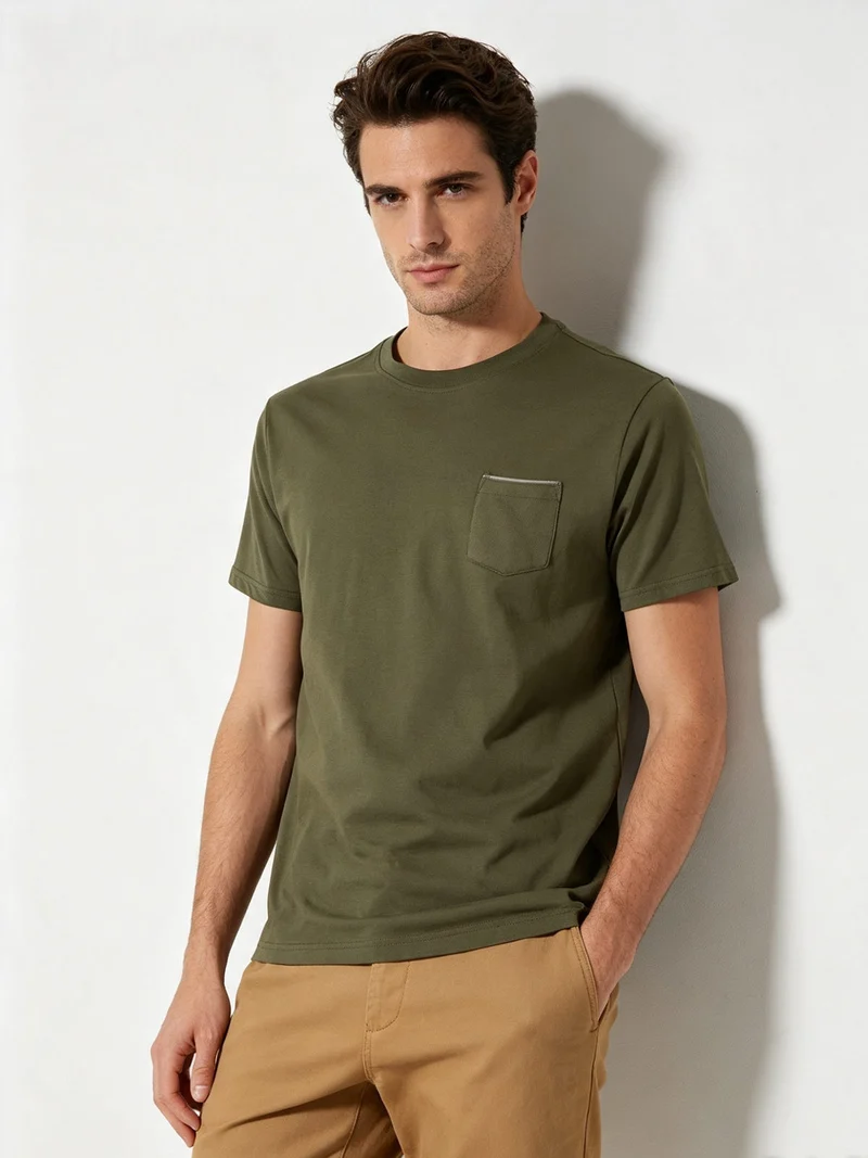 T-shirt da uomo in cotone con taschino - militare