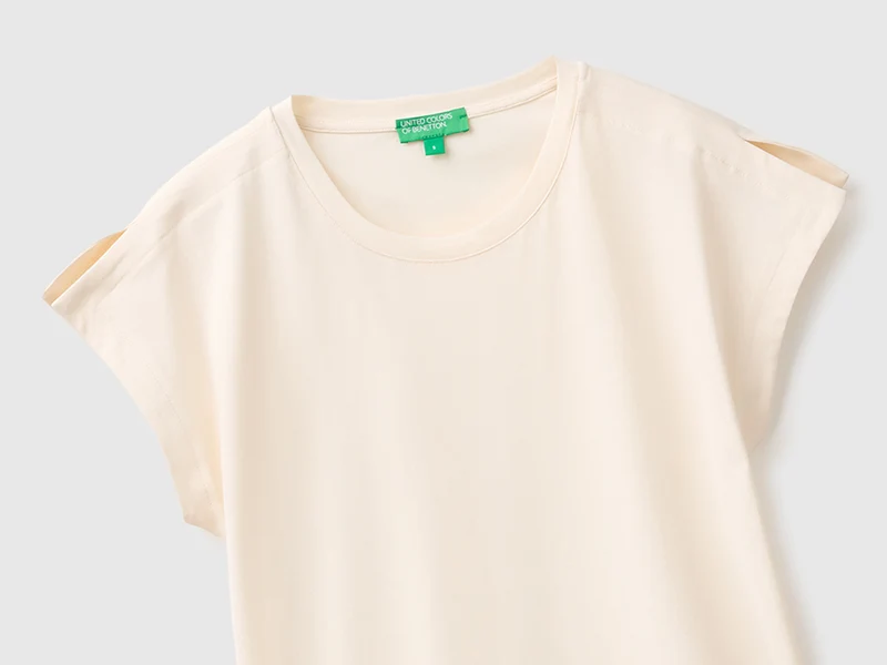 T-Shirt mit Schlitzen am Ärmel