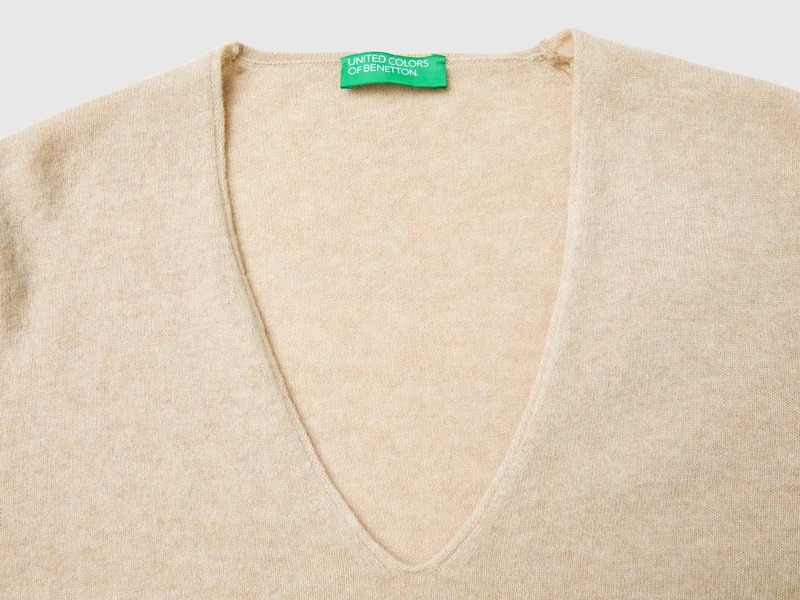 Beiger Pullover mit V-Ausschnitt aus reiner Merinowolle