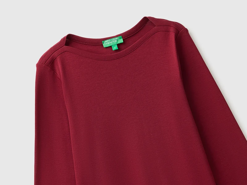 Schmal geschnittenes T-Shirt mit U-Boot-Ausschnitt
