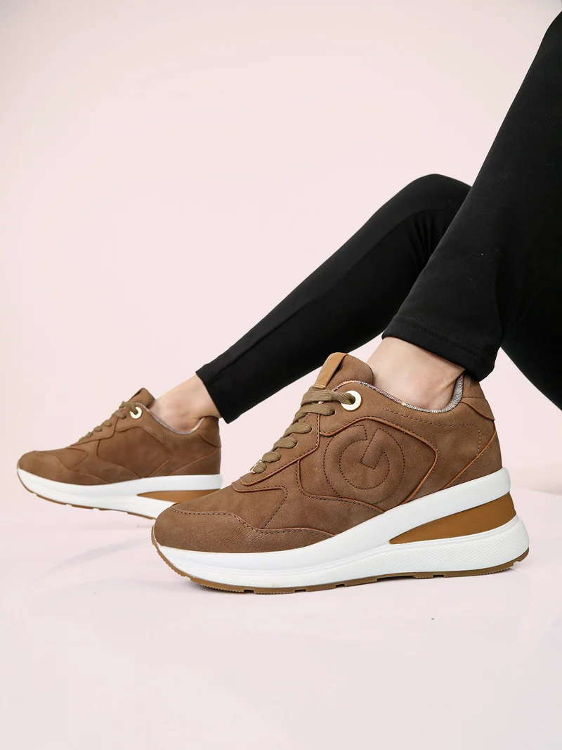 Sneakers donna stringate con zeppa - marrone