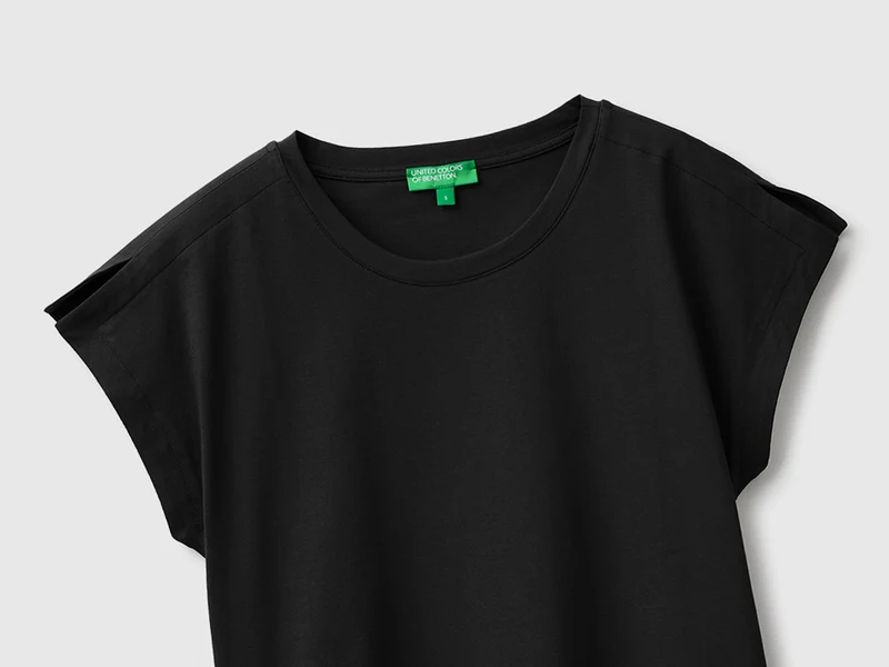 T-Shirt mit Schlitzen am Ärmel