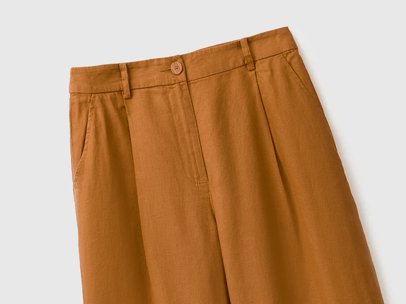 Hochgeschnittene Hose aus reinem Leinen