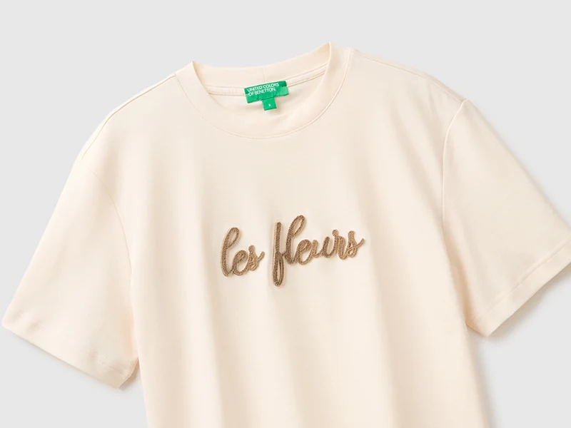 Übergroßes T-Shirt mit Stickerei