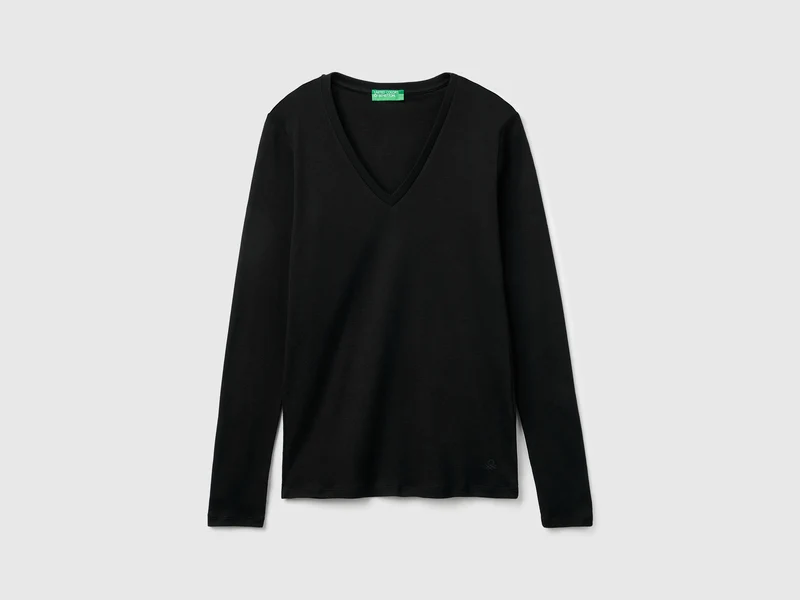 Schwarzes T-Shirt mit V-Ausschnitt