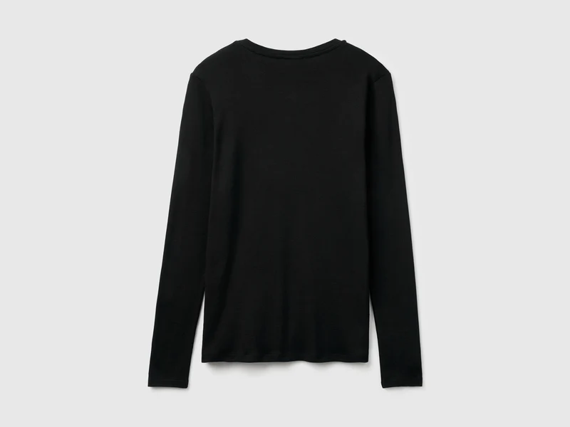 Schwarzes T-Shirt mit V-Ausschnitt